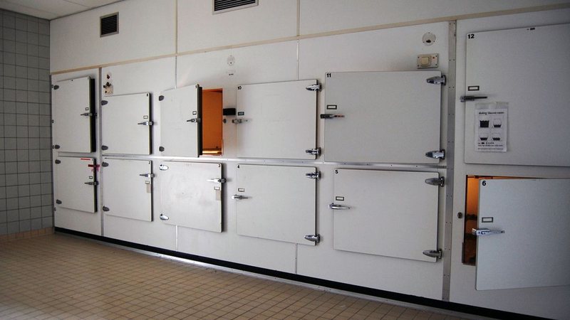 Idoso é descoberto vivo em freezer de funerária após ter sido 'dado como morto'