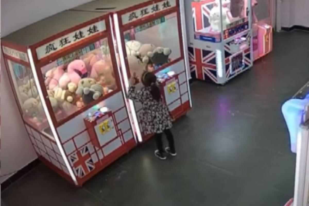 Menina de 4 anos fica presa dentro de máquina de brinquedos
