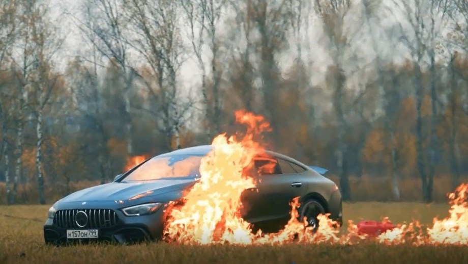 Russo ateia fogo em Mercedes de R$ 1,4 milhão (VÍDEO)