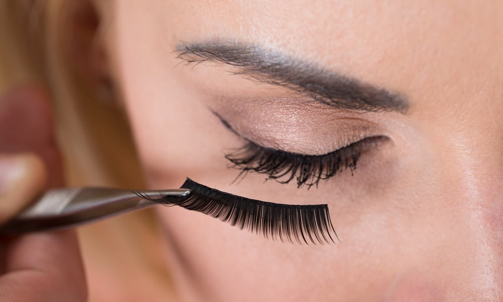 Sete dicas fáceis para ficar com cílios volumosos sem precisar de extensões