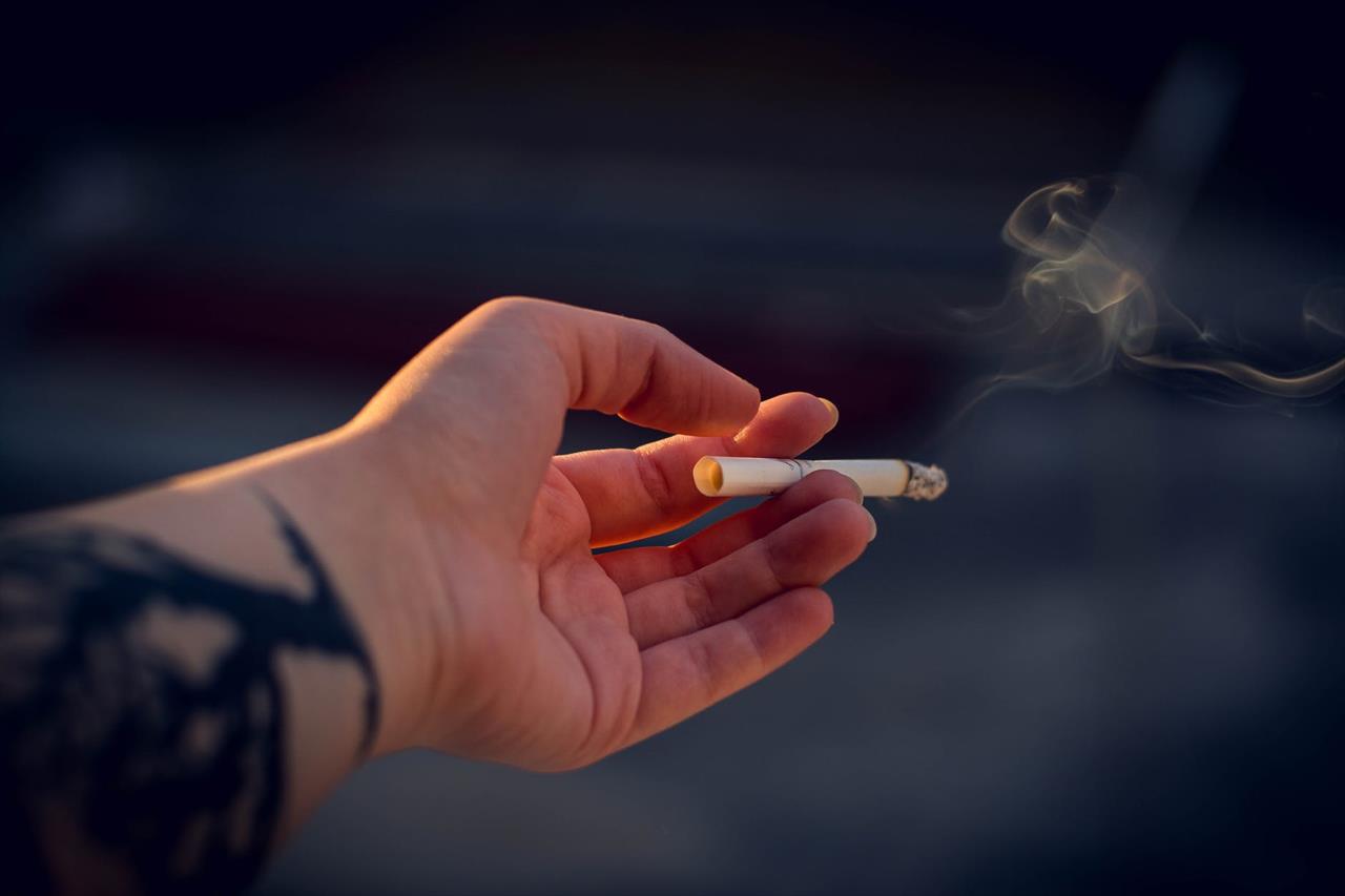 Brasileiros gastam 50% do salário mínimo em cigarro durante quarentena, revela estudo