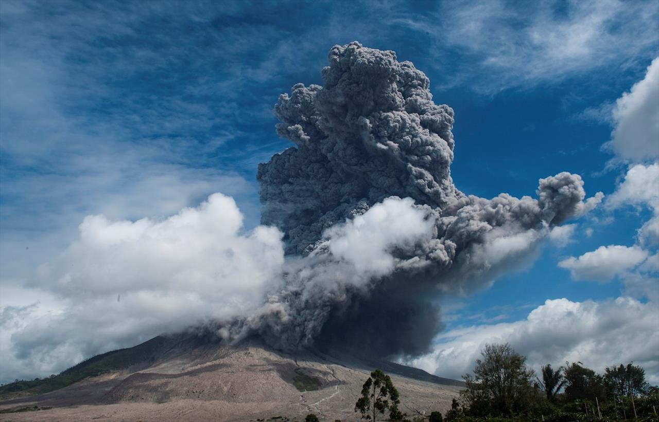 Vulcão em erupção leva população da Indonésia ao desespero