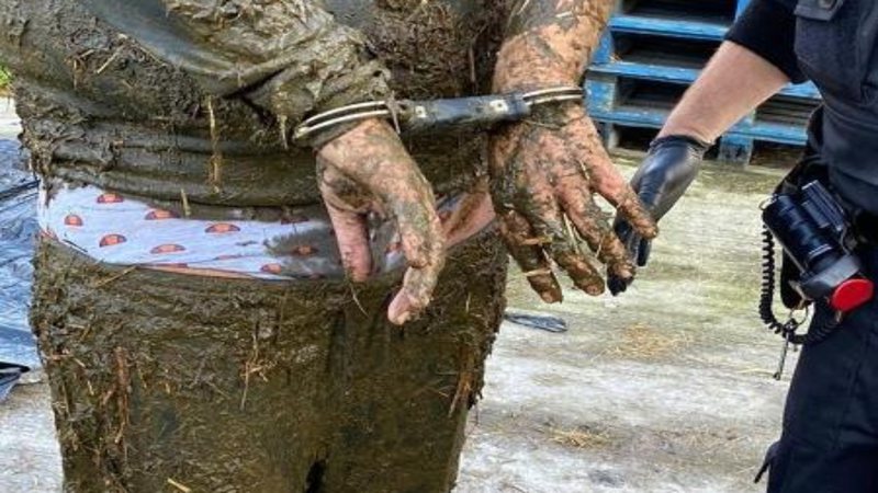 Na Inglaterra, homem tenta fugir da polícia e se atola em fezes