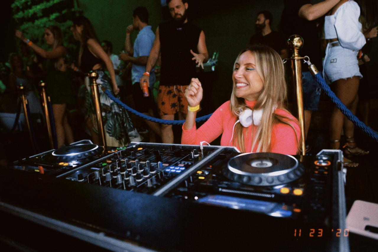 Dos hotéis às pistas do Rio de Janeiro: conheça a DJ Camilla Brunetta, que vem conquistando as noites carioca