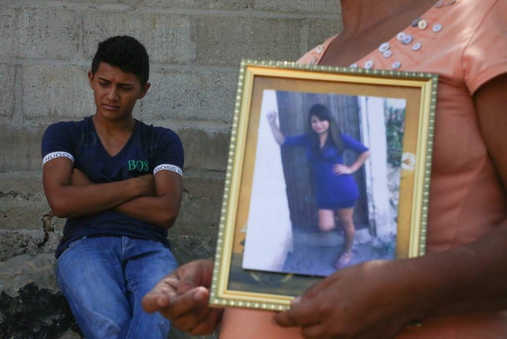 Família desenterra garota que teria sido sepultada viva (VÍDEO)