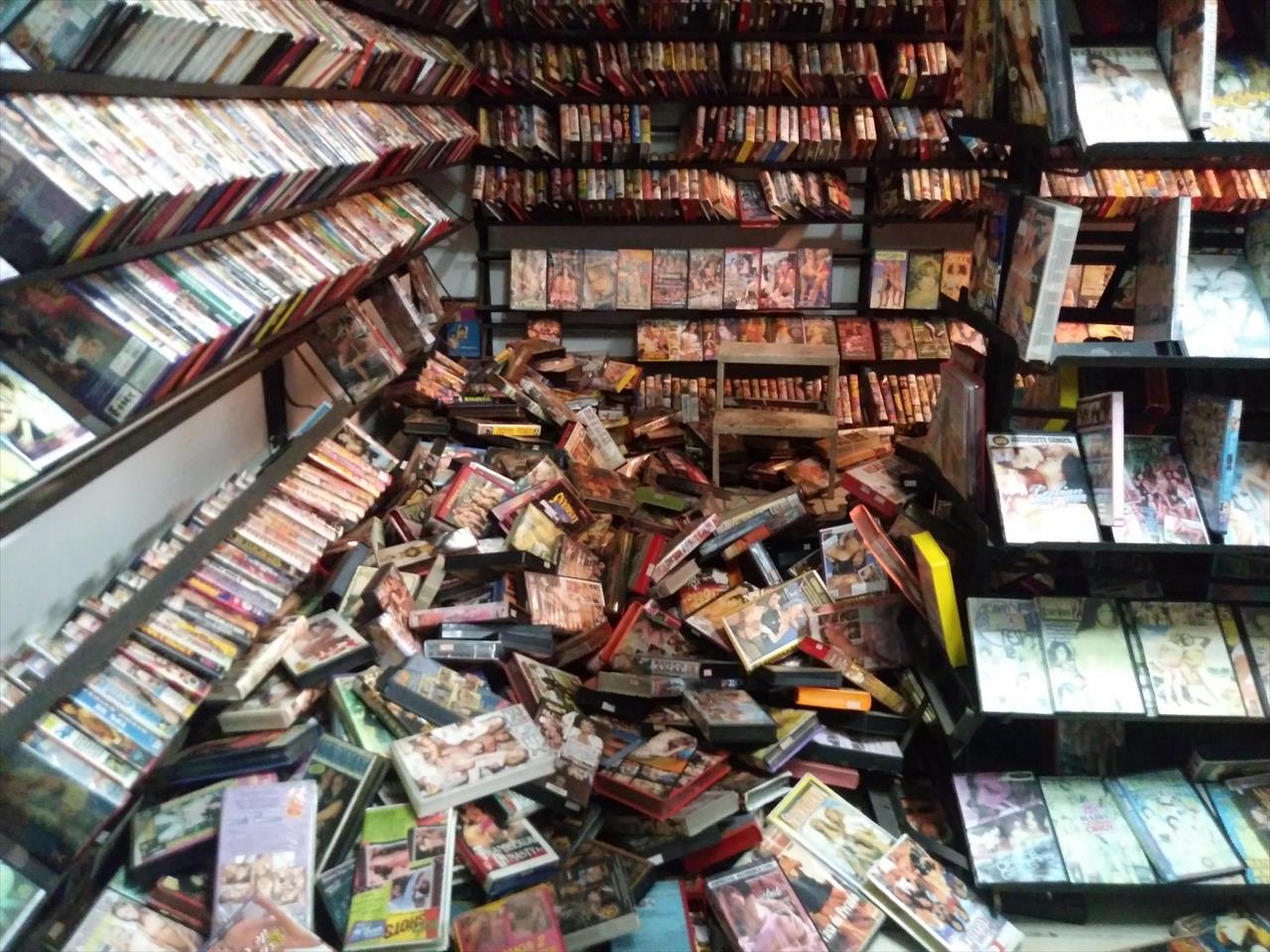 Pais descobrem coleção pornô de R$ 127 mil do filho e jogam tudo fora