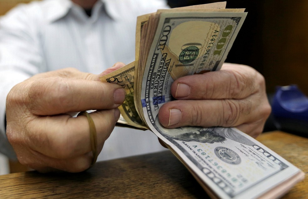 Dólar opera em forte alta e bate R$ 5,20