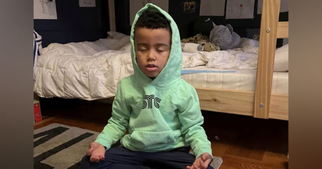 Garoto de 5 anos faz live de meditação e arrecada US$ 29 mil para brinquedos de Natal de crianças carentes