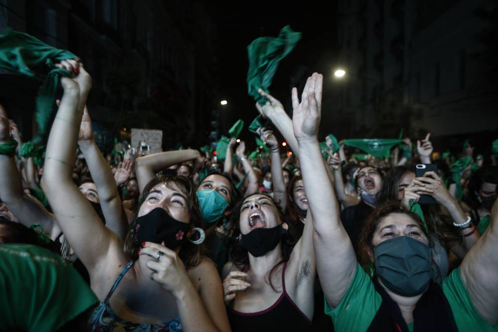 Argentina aprova direito de mulher decidir sobre aborto