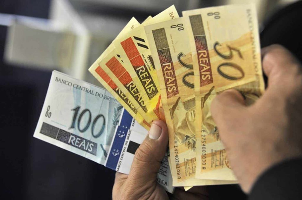 Publicada Medida Provisória que fixa salário mínimo em R$ 1.100