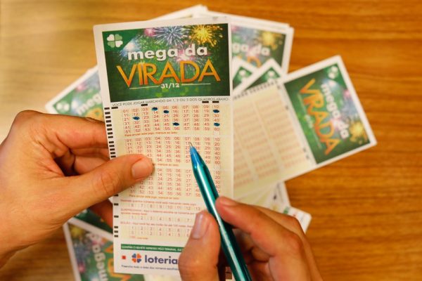 Chance de ficar milionário: Mega da Virada sorteia prêmio de R$ 300 milhões nesta quinta