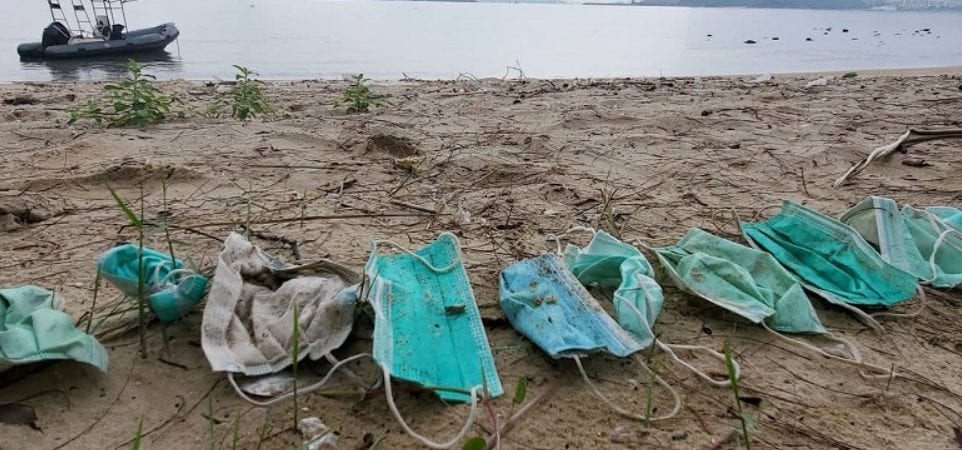 Mais de 1,5 bilhão de toneladas de máscaras acabaram no mar em 2020