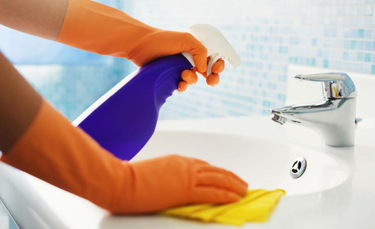 Bicarbonato e vinagre: três dicas para limpar o banheiro