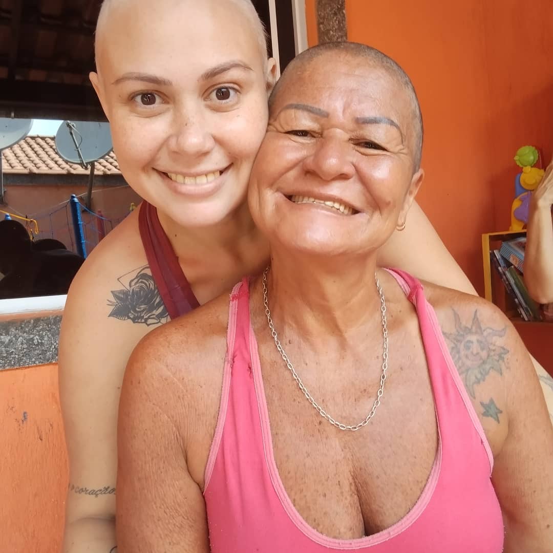Emocionante: mãe raspa a cabeça em apoio a filha com câncer (VÍDEO)