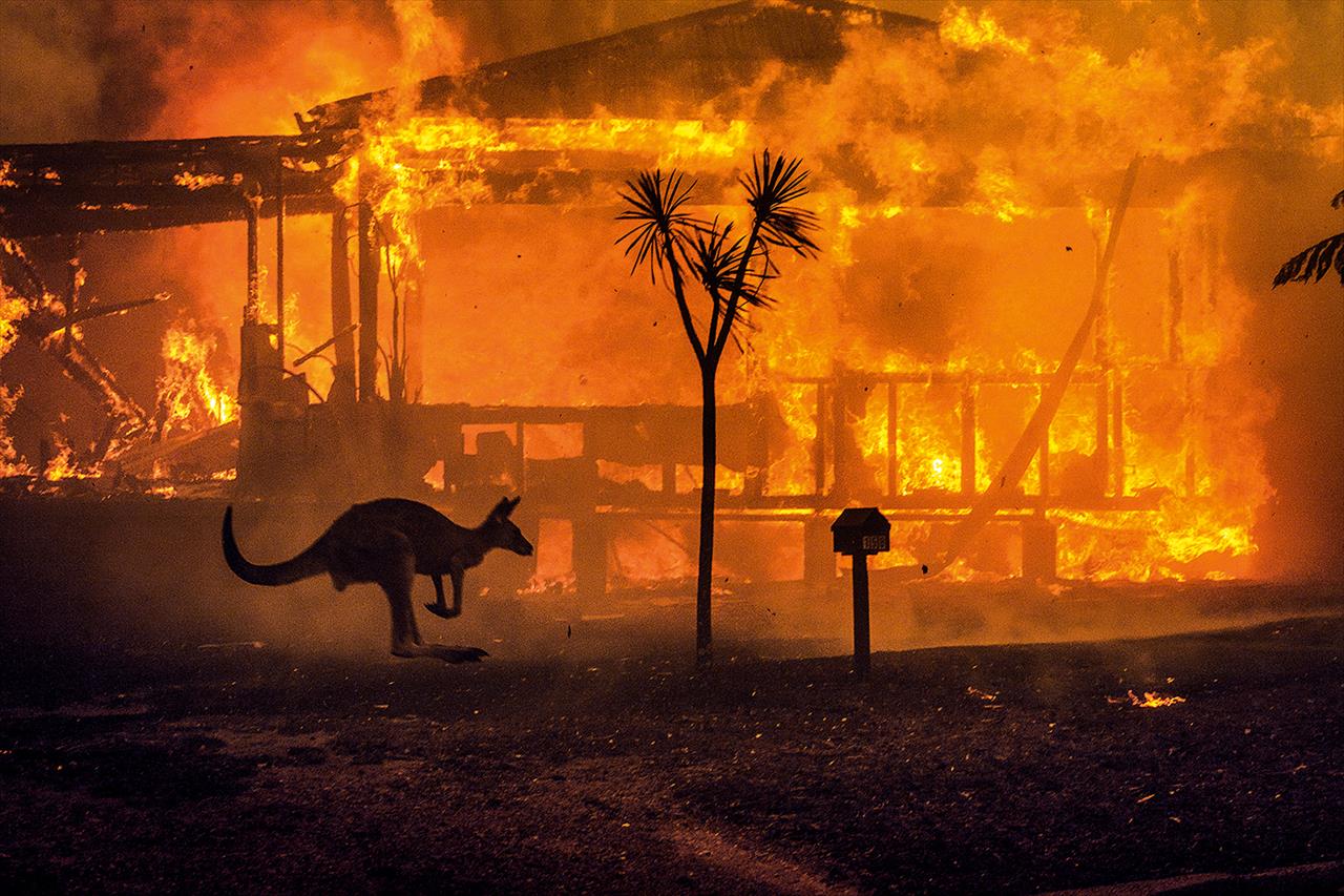 Incêndio ameaça cidade australiana em confinamento