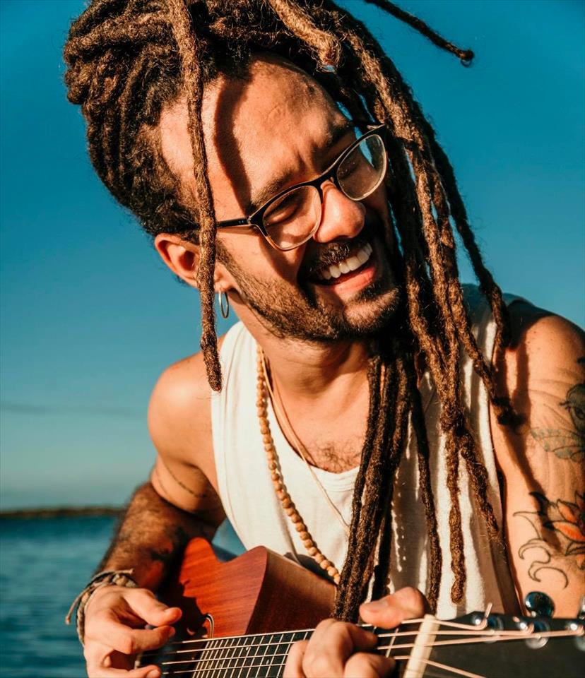 Gabriel Elias lança coleção de roupas inspirada em novo álbum