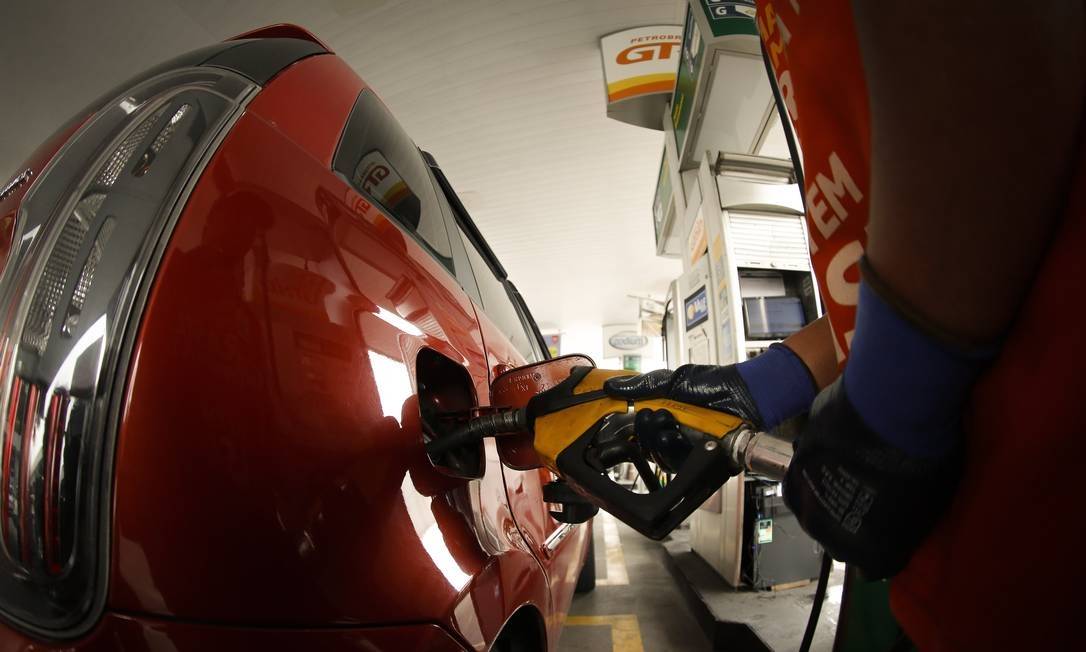 Petrobras anuncia 6º reajuste no ano, alta de 8,8% na gasolina e 5,5% no diesel a partir dessa terça-feira (09)