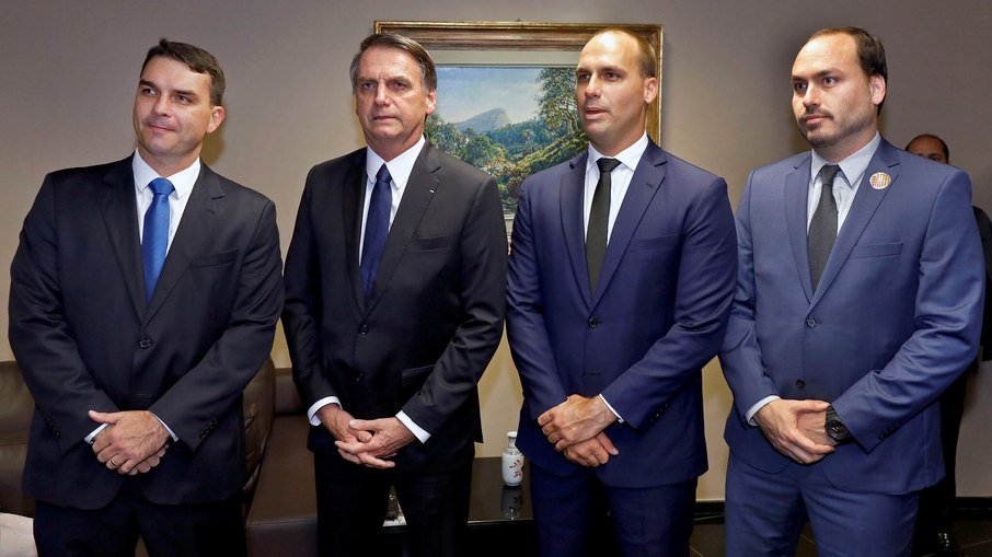 Jair Bolsonaro e Carlos participaram de esquema de 'rachadinha', revela site