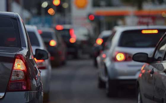 Motorista se irrita com demora em manobra e atira contra carro de mulher em MT