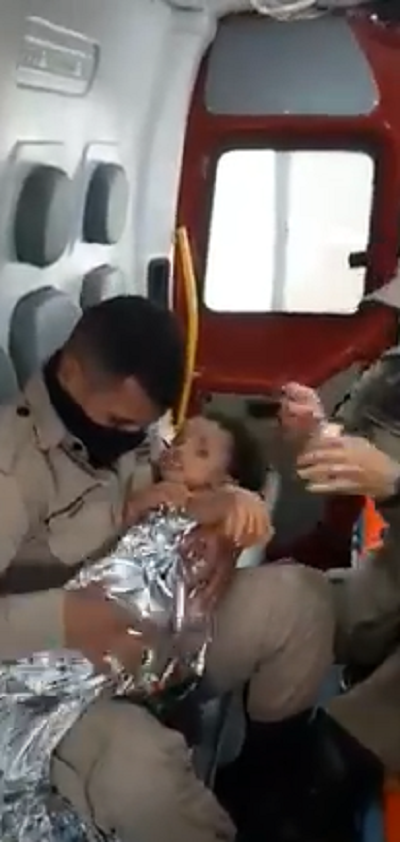 Vídeo mostra momento em que criança desaparecida é resgatada por Bombeiros