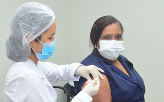 Enfermeira é a primeira vacinada contra a Covid-19 em Barra do Garças