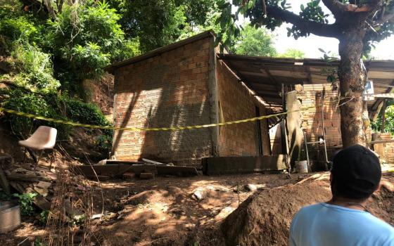 Deslizamento de terra atinge casa em Barra do Garças e moradores saem às pressas