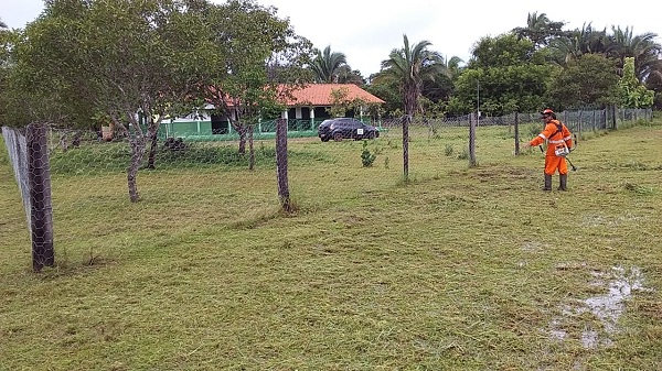 Prefeitura realiza limpeza na Escola da Comunidade Serra dos Magalhães