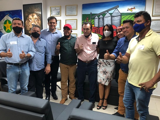 Deputados Thiago Silva e Carlos Bezerra reúnem com prefeito Aldecino e comitiva de Pontal do Araguaia.
