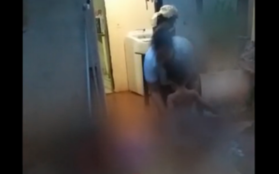 Mulher foi presa na manhã desta quinta-feira (15); pai da criança, que mora nos Estados Unidos, foi quem fez a denúncia