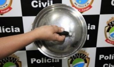 Filho espanca mãe com ferro e tampa de panela