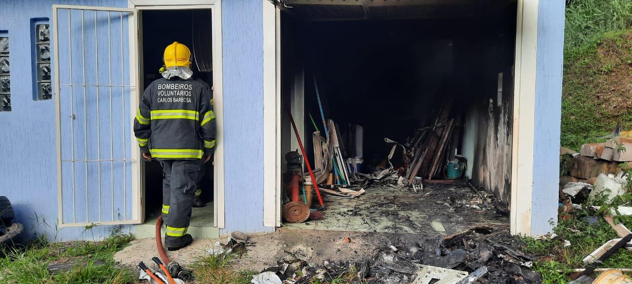 Incêndio atinge residência no interior de Carlos Barbosa