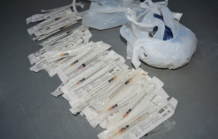 Seringas, agulhas e medicamentos descartados de forma irregular