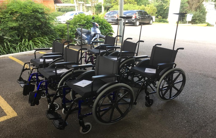 Hospital São Roque recebe doação de cadeira de rodas da Ortomobil