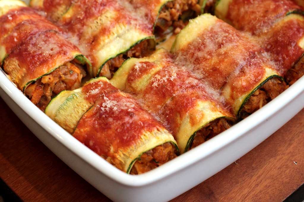 Enroladinhos de abobrinha com carne moída ao molho