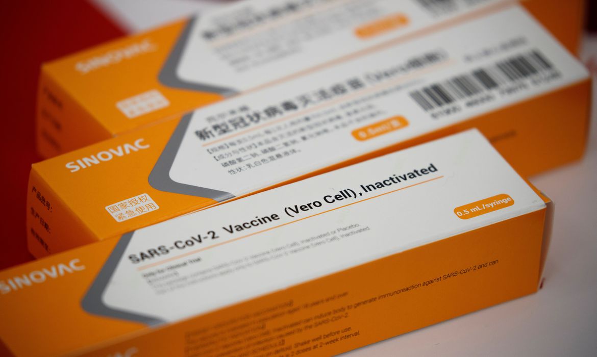 Até que enfim: Brasil anuncia compra de 100 milhões de doses da Coronavac