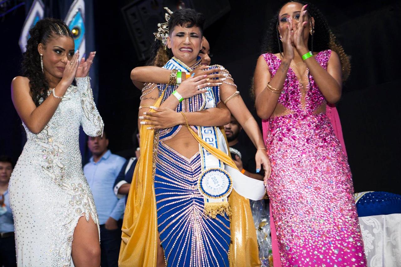 JÉSSICA BUENO RECEBE HOJE (25) A CORTE DA REVISTA FERAS NO PAPO COM RAINHA