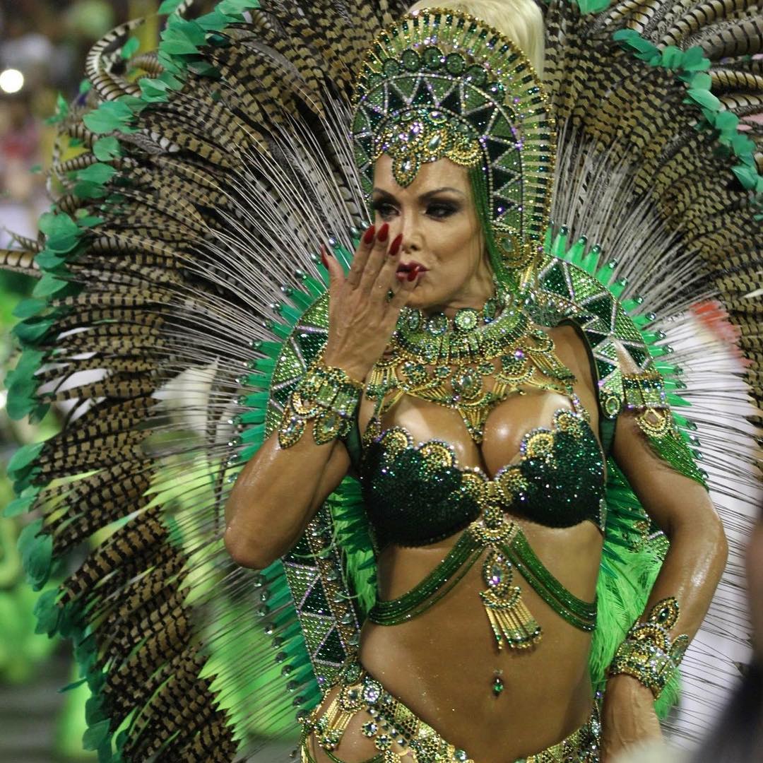 CAMILA PRINS COM SAUDADES DO BRASIL AVISA, EM FEVEREIRO VAI TER FESTA