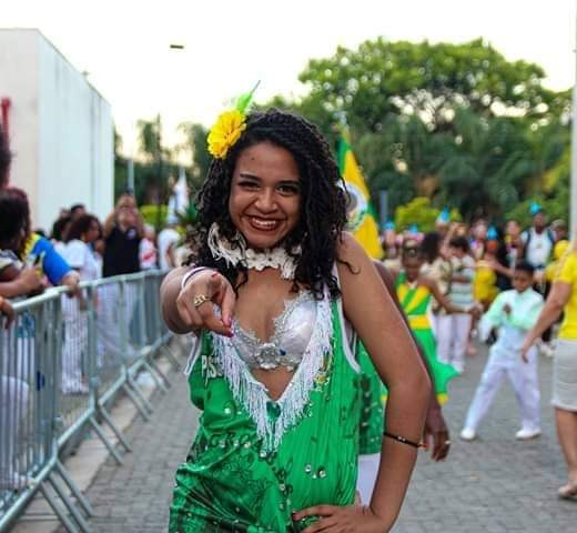 AOS 16 ANOS, LUH ROBERTA, PASSISTA NO CARNAVAL DE SÃO PAULO QUER SER PSICÓLOGA