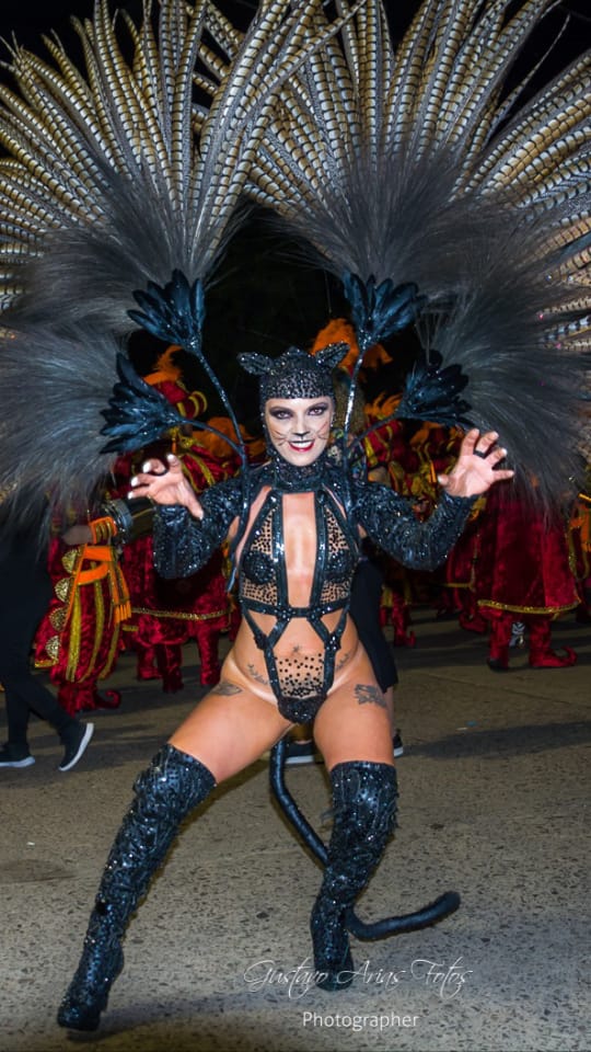Rainha de bateria Lolly Benitez é fenômeno no Carnaval do Uruguai