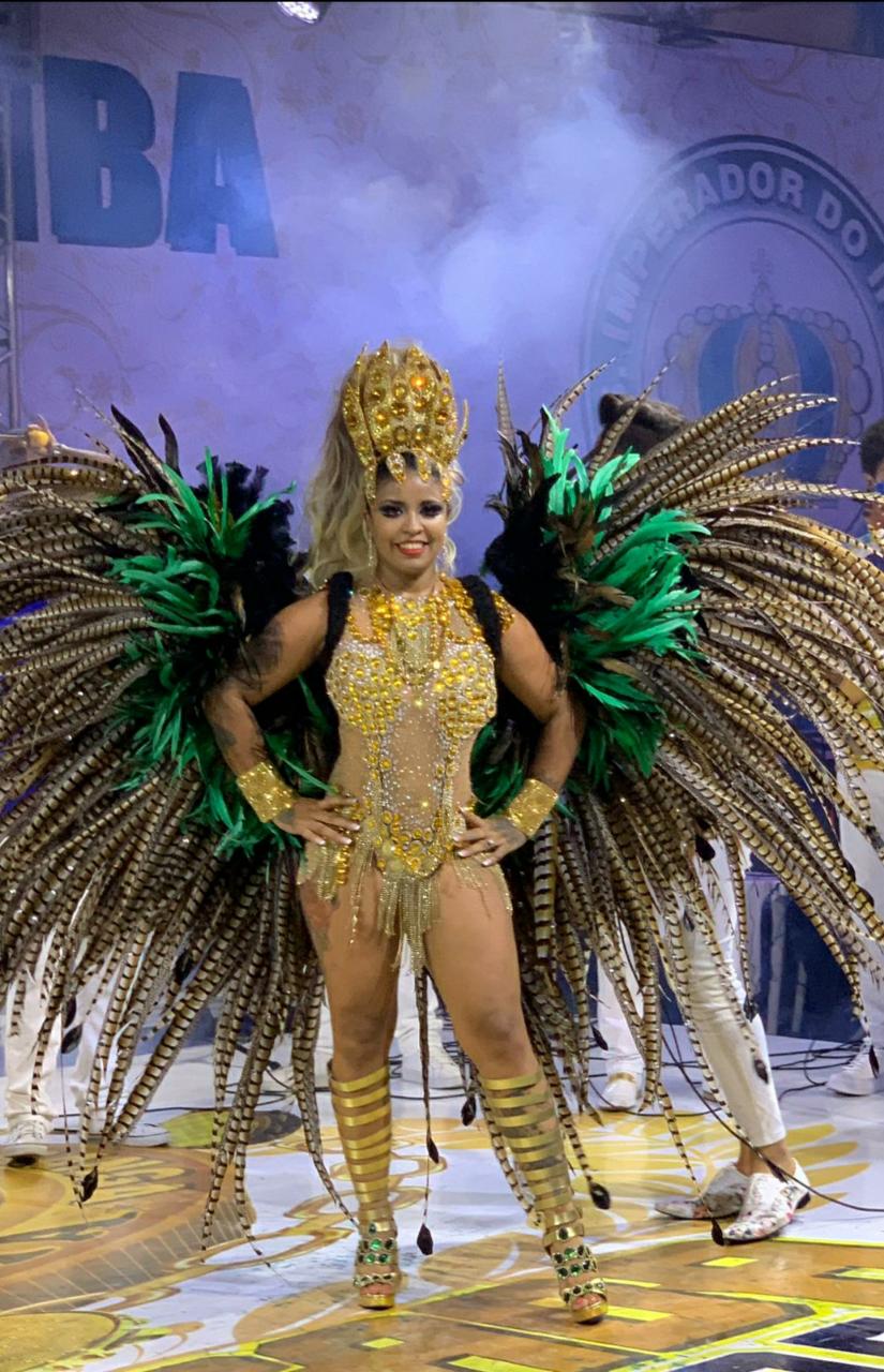 ESTILISTA VANESSA SILVA ASSUME POSTO DE RAINHA DE BATERIA DA ESCOLA VAI QUEM QUER