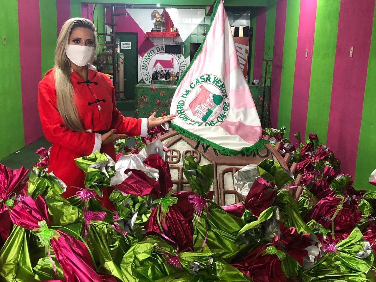 Rainha Muriel Quixaba promove ação de natal no Morro da casa verde com corte de bateria