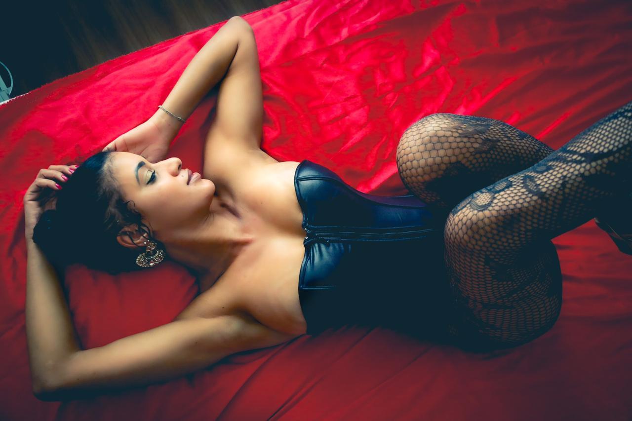 Madrinha de Bateria da Lins Imperial, Bia Ramos celebra aniversário com ensaio exaltando o empoderamento feminino