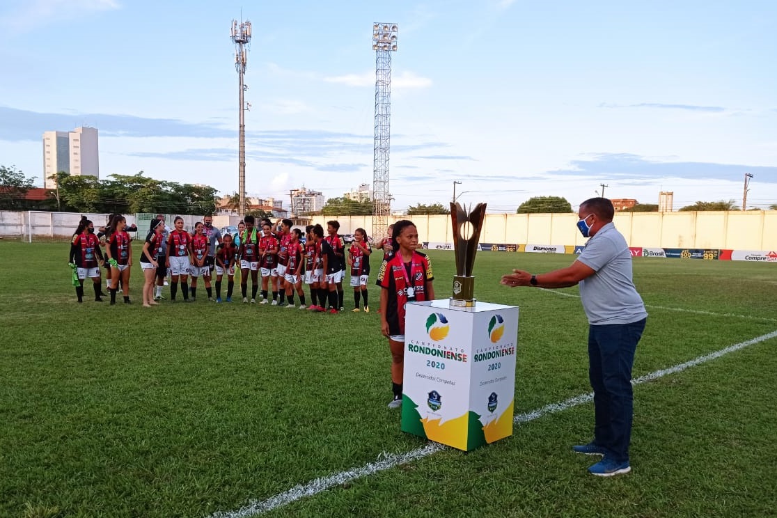 Almir Belarminio fez a entrega da taça  (Foto: Assessoria FFER)