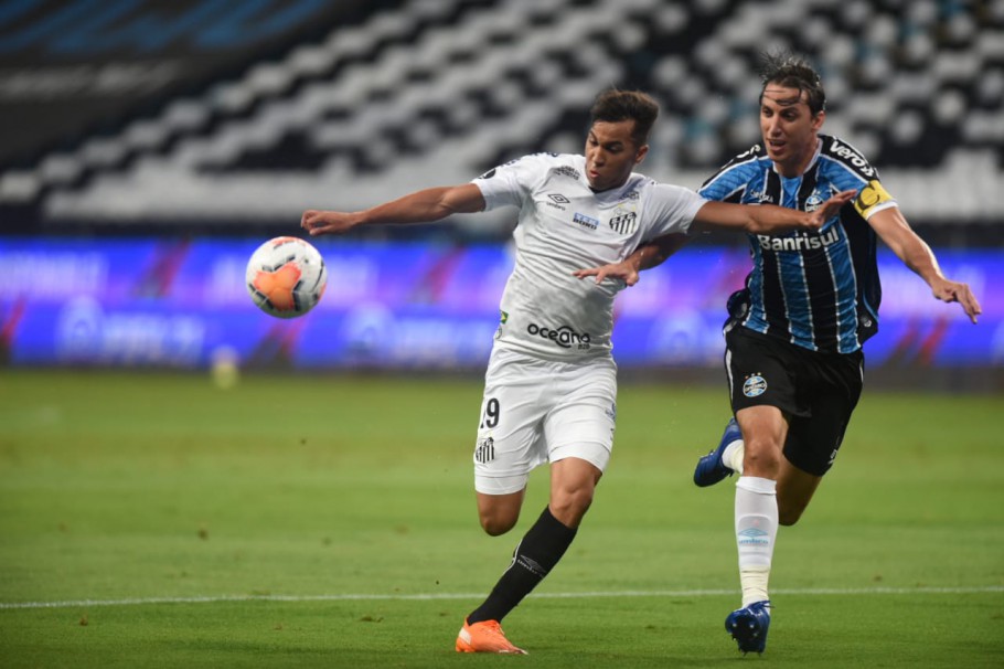 Com gol no fim, Grêmio empata com Santos pela Libertadores