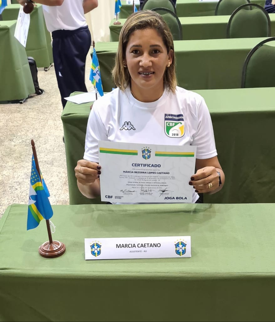 Márcia Bezerra, assistente recebendo o seu certificado da CBF (Foto: Arquivo Pessoal)