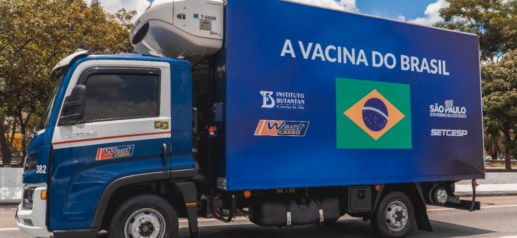 Caminhões VW Delivery fazem a distribuição de vacinas contra a Covid-19 em São Paulo