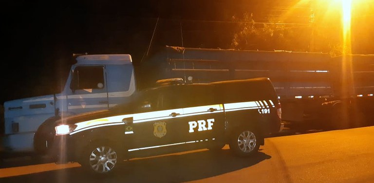 PRF recupera carreta roubada na BR 116 em Rio Negro/PR após fuga de motorista
