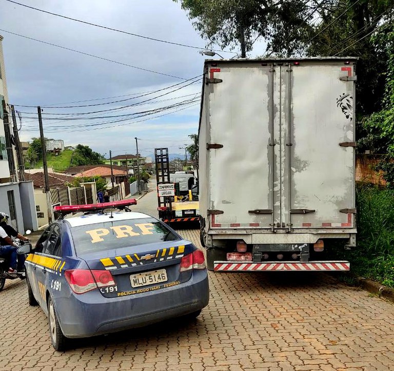 PRF recupera caminhão em Joinville horas depois de ser roubado