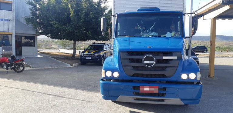 PRF detém suspeitos de roubarem caminhão na BR 232, em Caruaru