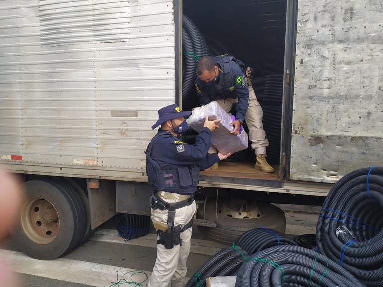 PRF-MG apreende 1,5 ton de maconha escondida em caminhão